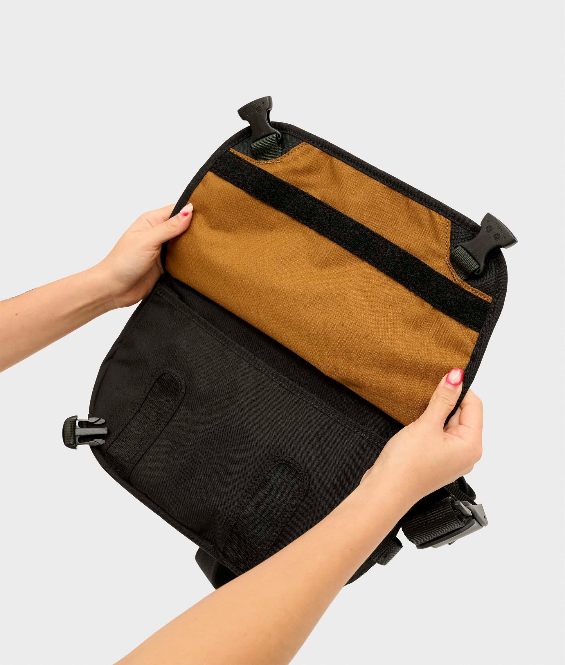 | Colour: Black/Olive